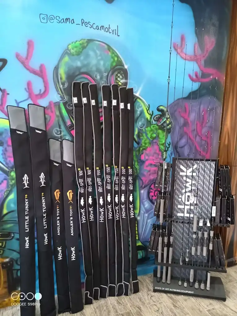 Estand de cañas HOWK en la tienda de pesca SamaPesca